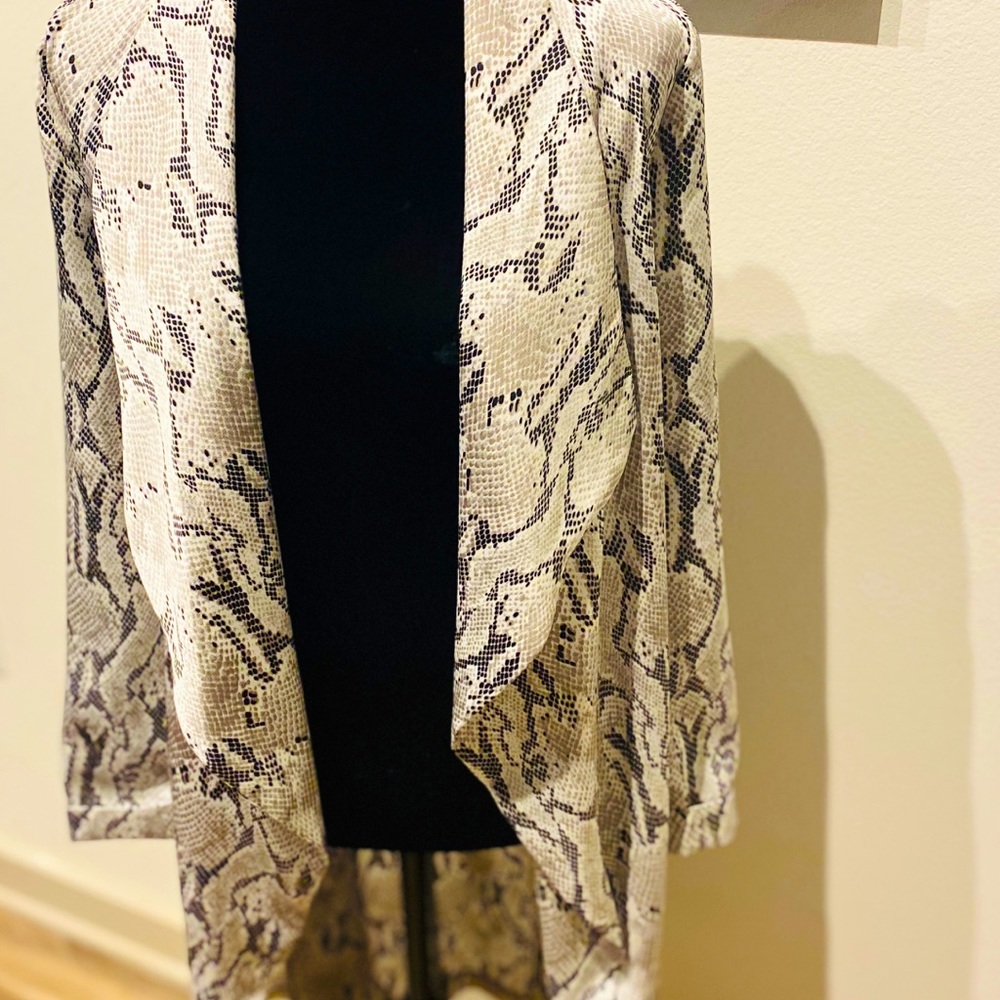 Fashionable snakeskin duster